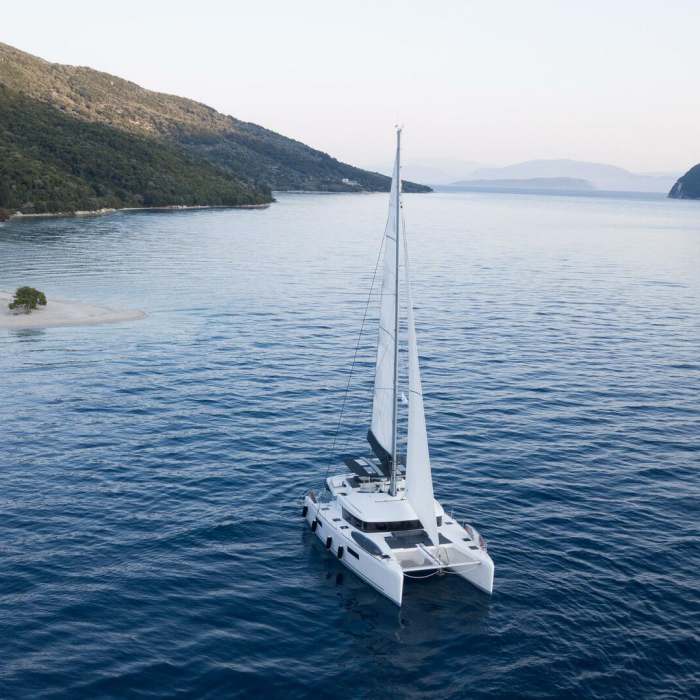 Blue Velvet | Lagoon 52 photo 8