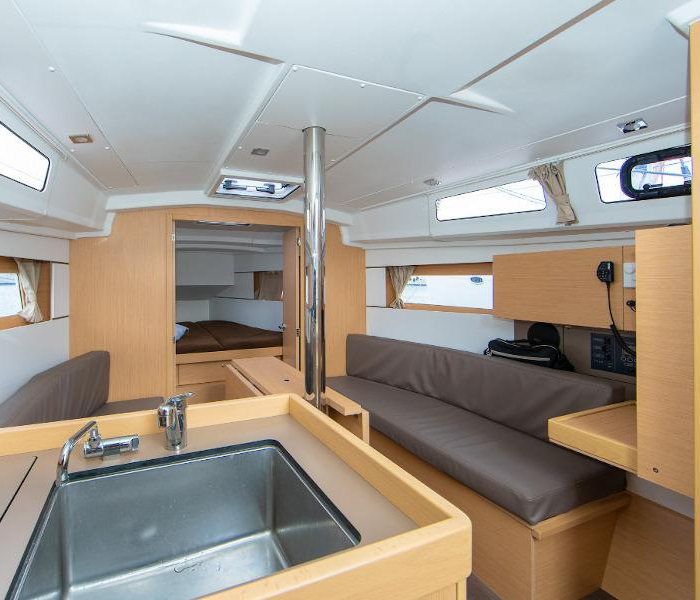 Stephanie | Oceanis 35.1 photo 3