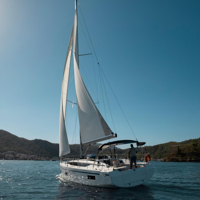 Arinna | Bavaria C38 photo 16