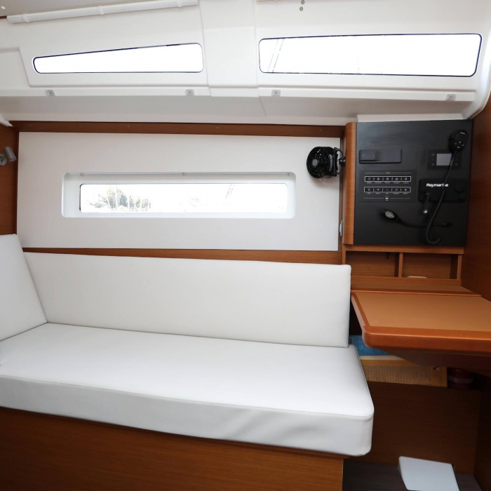 Red Kiss | Sun Odyssey 380 photo 3