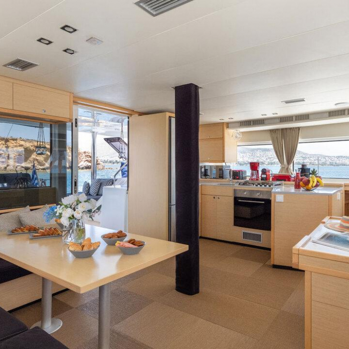 Royal Hearts | Lagoon 52 photo 4