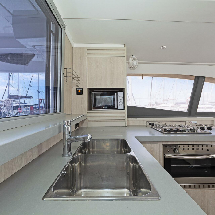 Satisfaction | Leopard 48 A/C & GEN photo 3