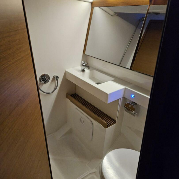 Virginia (A/C, Gen. 10kVA, Watermaker 160L/h, Electric Winch) | Sun Odyssey 440 photo 9