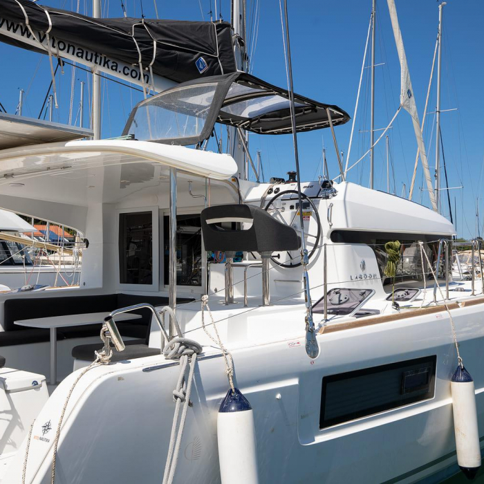 Yolo | Lagoon 40 photo 20