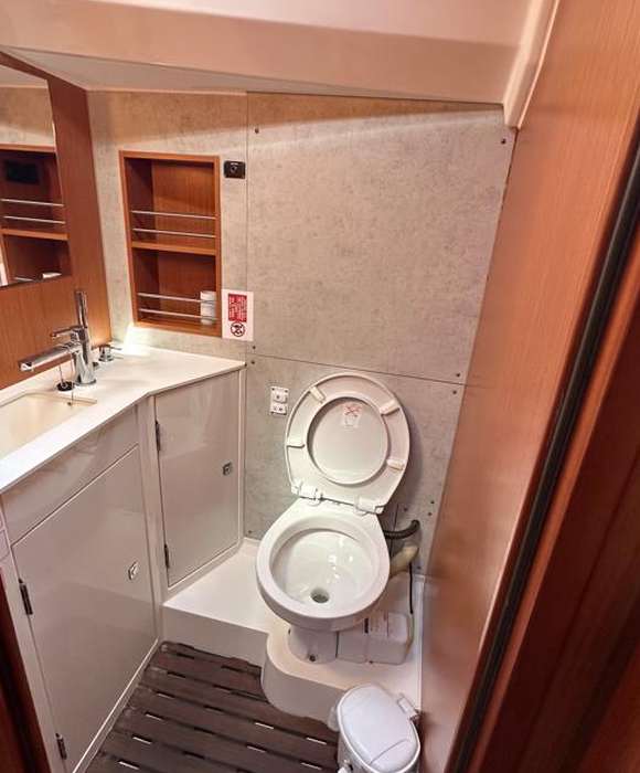 Silver VII | Bavaria C42 photo 6