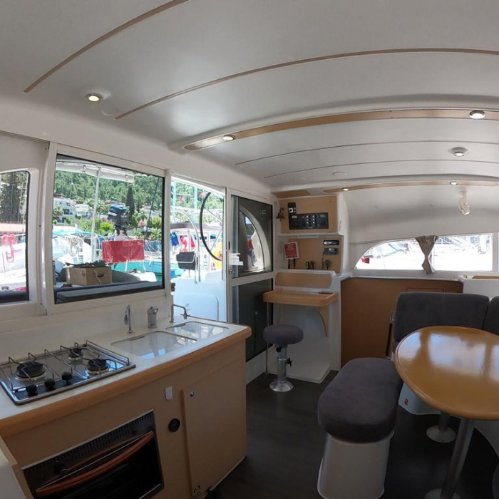 Suncity 1 | Lagoon 380 photo 12