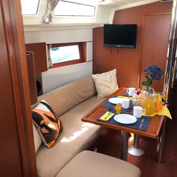 Sailor Jupiter | Oceanis 38.1 photo 7