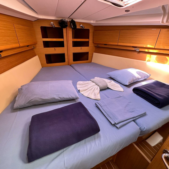 Beethoven ( with Bowthruster ,Solar Panels) | Sun Odyssey 44 i photo 8