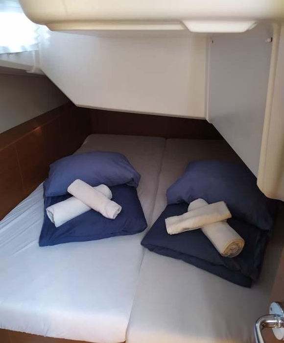 Bright Elli | Sun Odyssey 380 photo 10