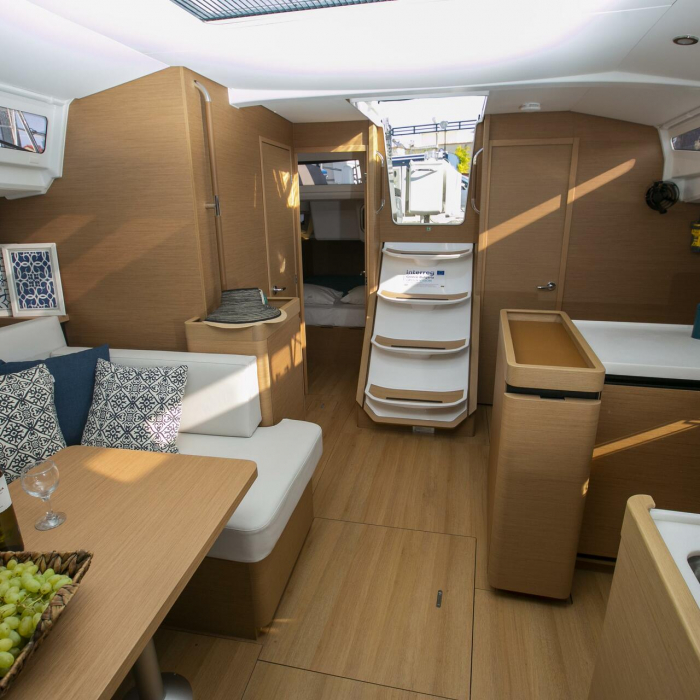 BLACK BIRD | Sun Odyssey 440 photo 6