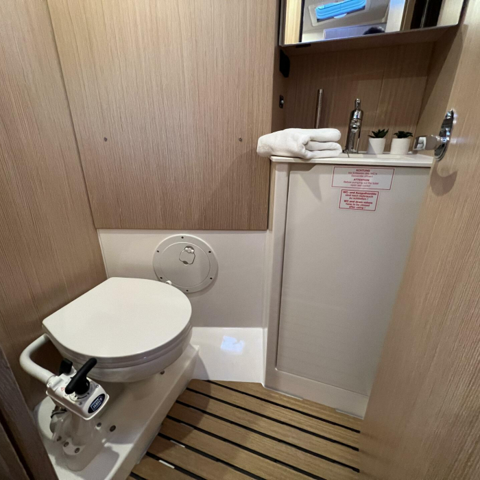 Mala Hana | Bavaria C38 photo 31