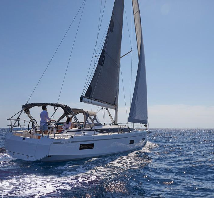 Arinna | Bavaria C38 photo 12