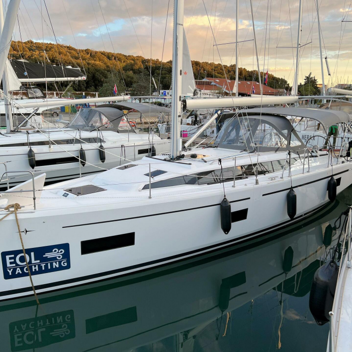 Mala Hana | Bavaria C38 photo 11