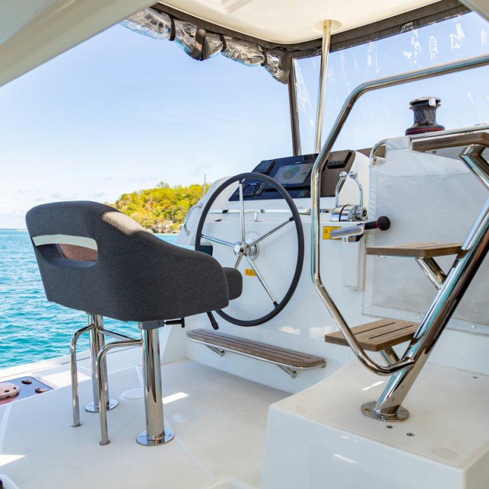 Vanessa | Lagoon 42 photo 32