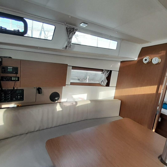 The boss II | Oceanis 38.1 photo 6