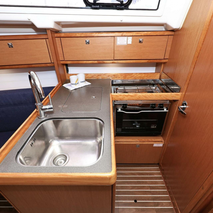 Homeoffice | Bavaria Cruiser 33 photo 2