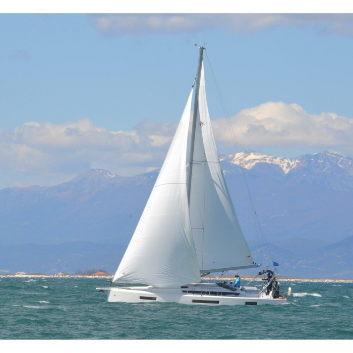 BLACK BIRD | Sun Odyssey 440 photo 2