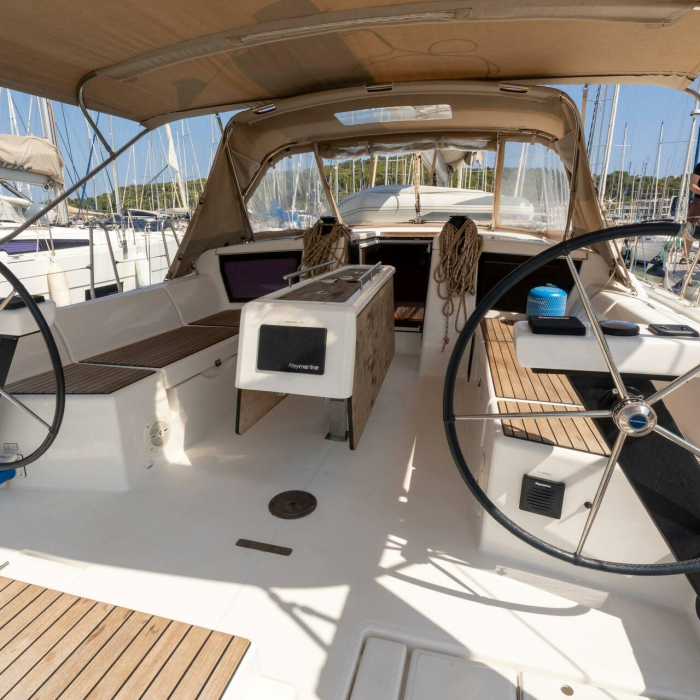 MAËLYS_DB | Dufour 430 GL photo 4