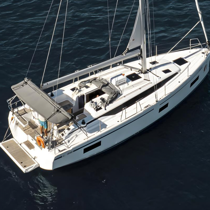 Arinna | Bavaria C38 photo 2