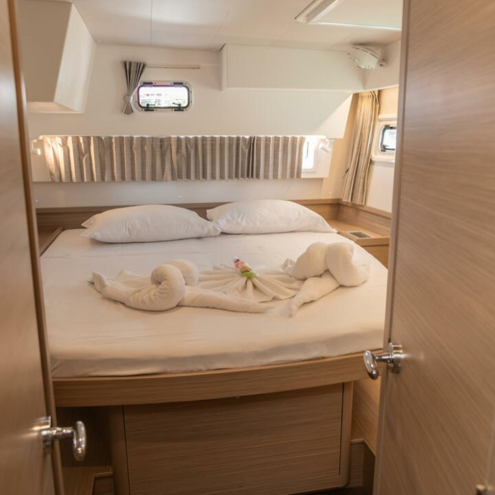 Vanessa | Lagoon 42 photo 5