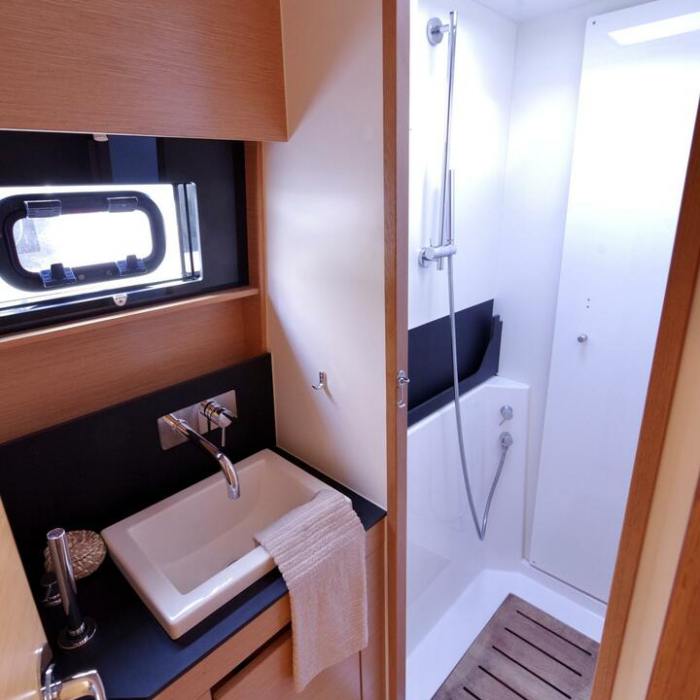 Gelmar - A/C, Generator, Water maker | Nautitech 46 Fly photo 9