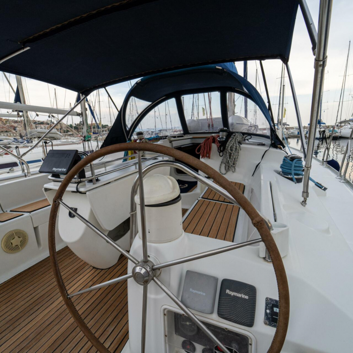 Tatanos | Sun Odyssey 43 photo 3