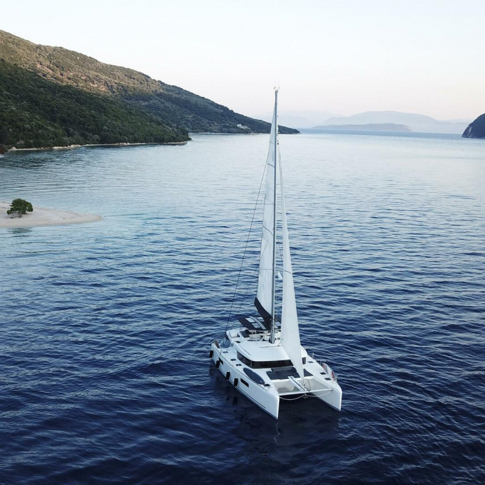 Blue Velvet | Lagoon 52 photo 5