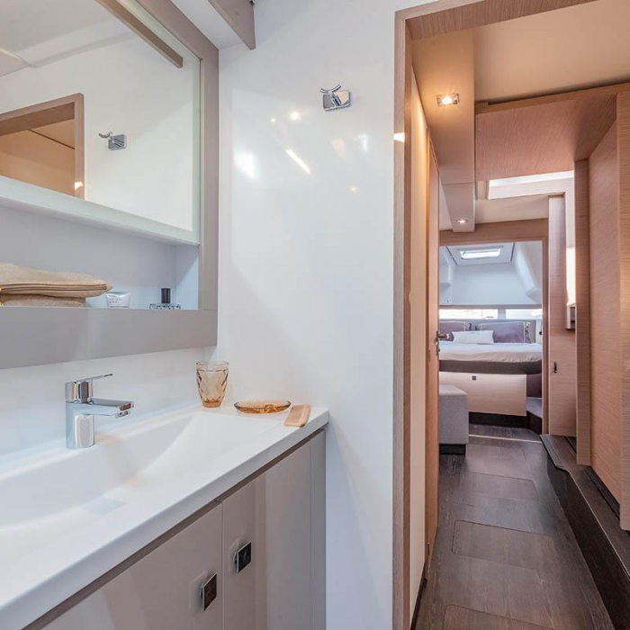 Monkey Puppy | Fountaine Pajot Isla 40 photo 2