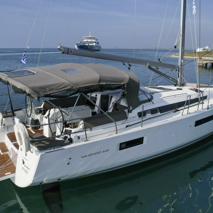 BLACK BIRD | Sun Odyssey 440 photo 4