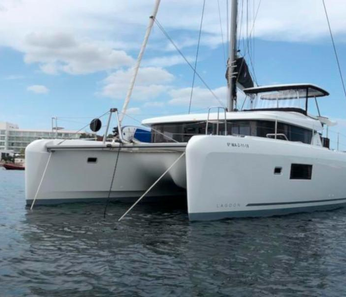 Side | Lagoon 42 Version photo 1