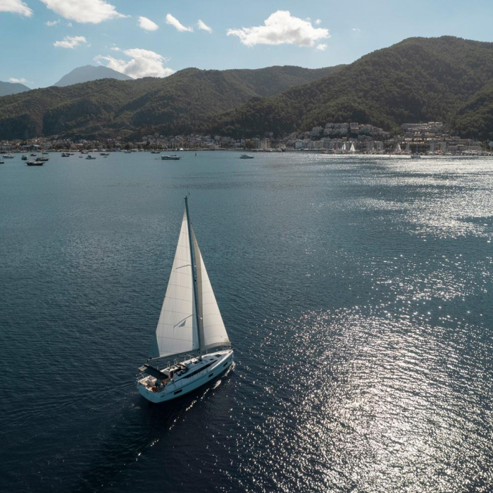 Arinna | Bavaria C38 photo 2