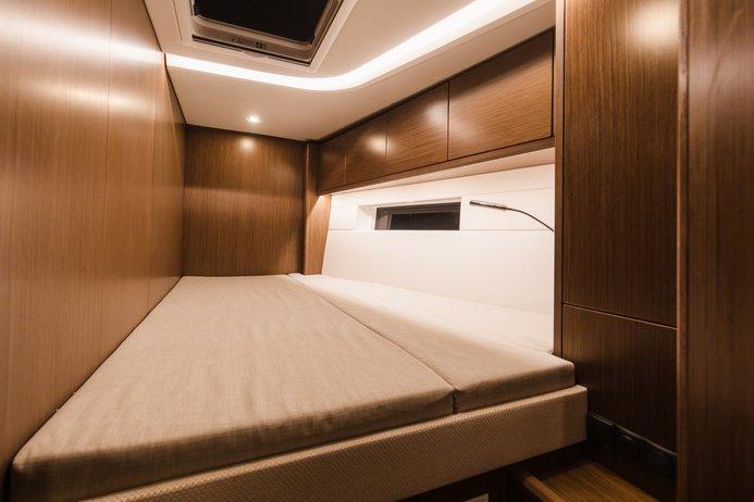 Elli | Bavaria C57 photo 6