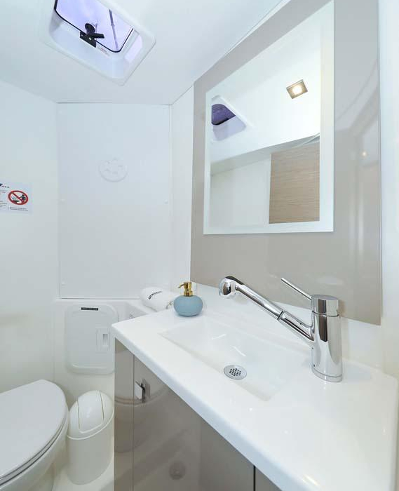 Chilli | Fountaine Pajot Isla 40 photo 14