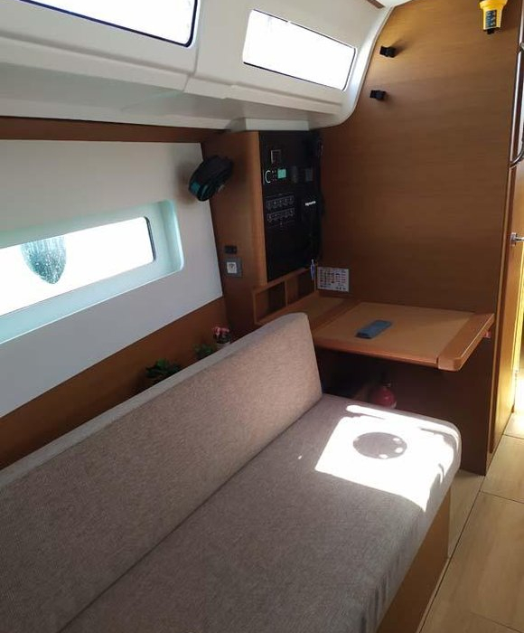 Bright Elli | Sun Odyssey 380 photo 12