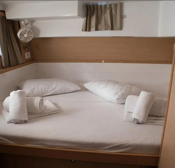 Lost Cat | Lagoon 39 photo 8