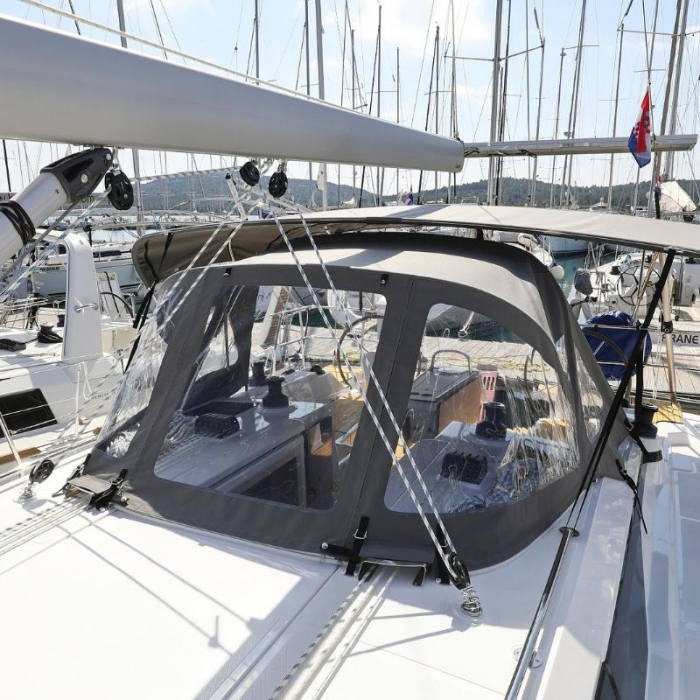 Lea | Bavaria C38 photo 3