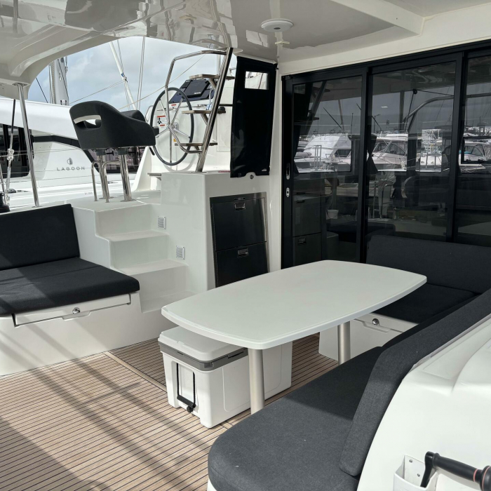 FINE GIRL | Lagoon 42 photo 10