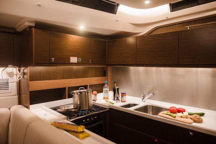 Elli | Bavaria C57 photo 9